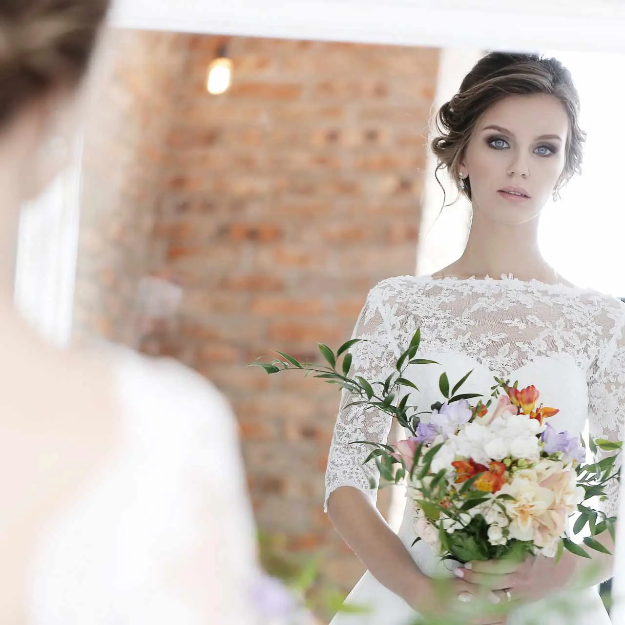 Vestido & Maquillaje Te ofrecemos asesoría para que luzcas radiante en tu boda.