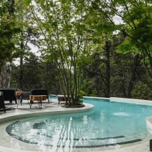 Piscina climatizada en un entorno de bosque nativo que invita a la intimidad