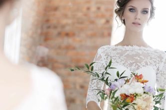 Vestido & Maquillaje Te ofrecemos asesoría para que luzcas radiante en tu boda.